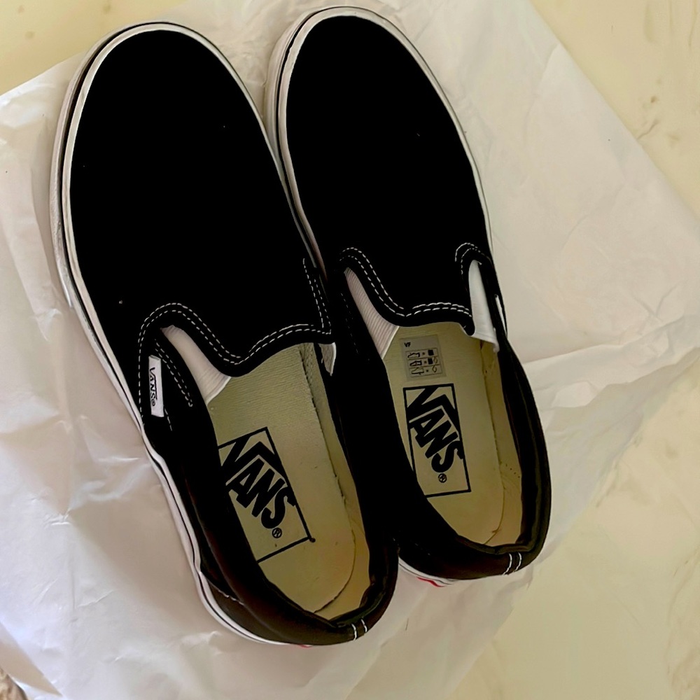 Vans size women 7, men 5.5